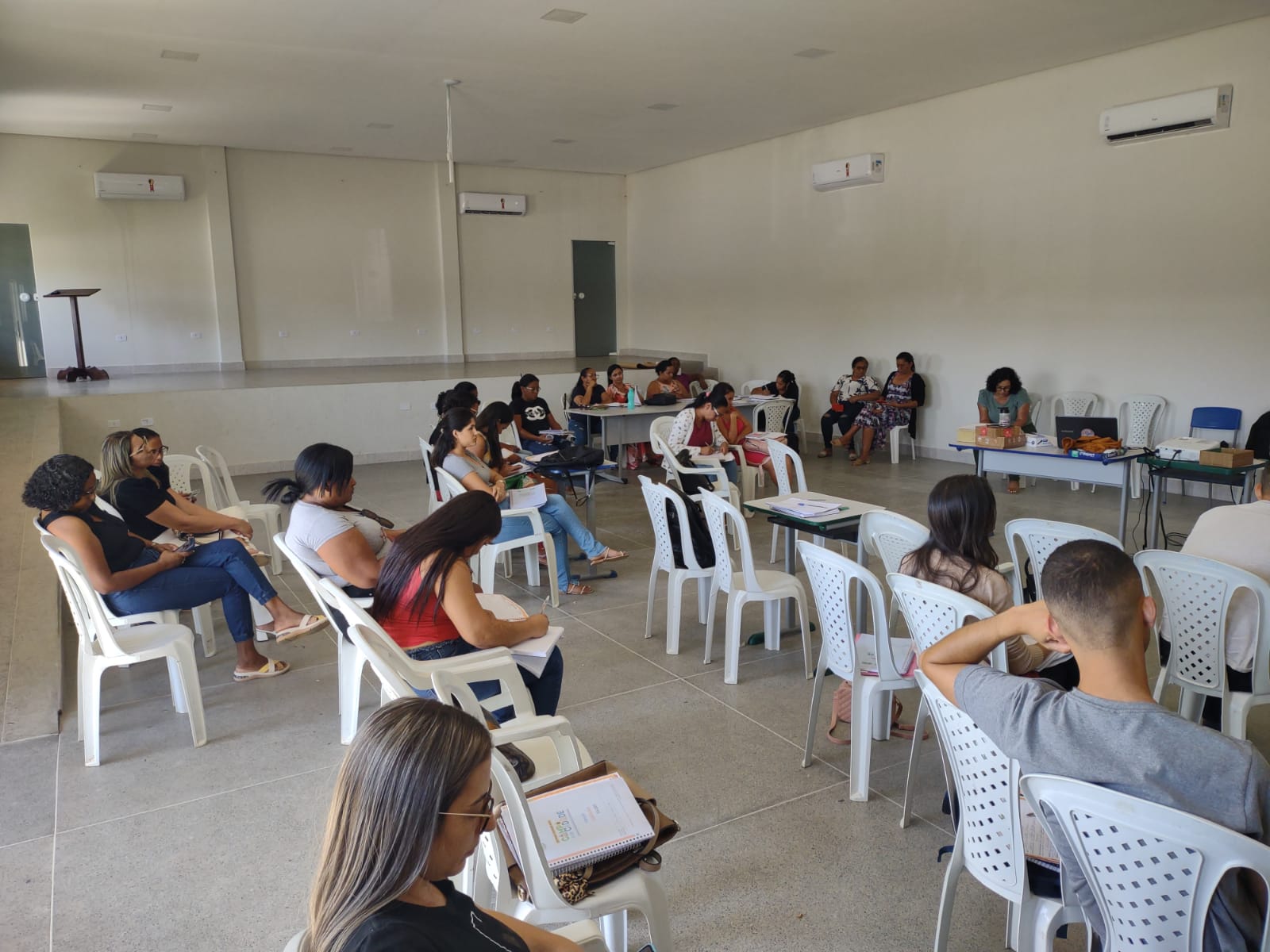 Formação dos (as) Professores (as) Estagiários (as) da Educação de Jovens e Adultos