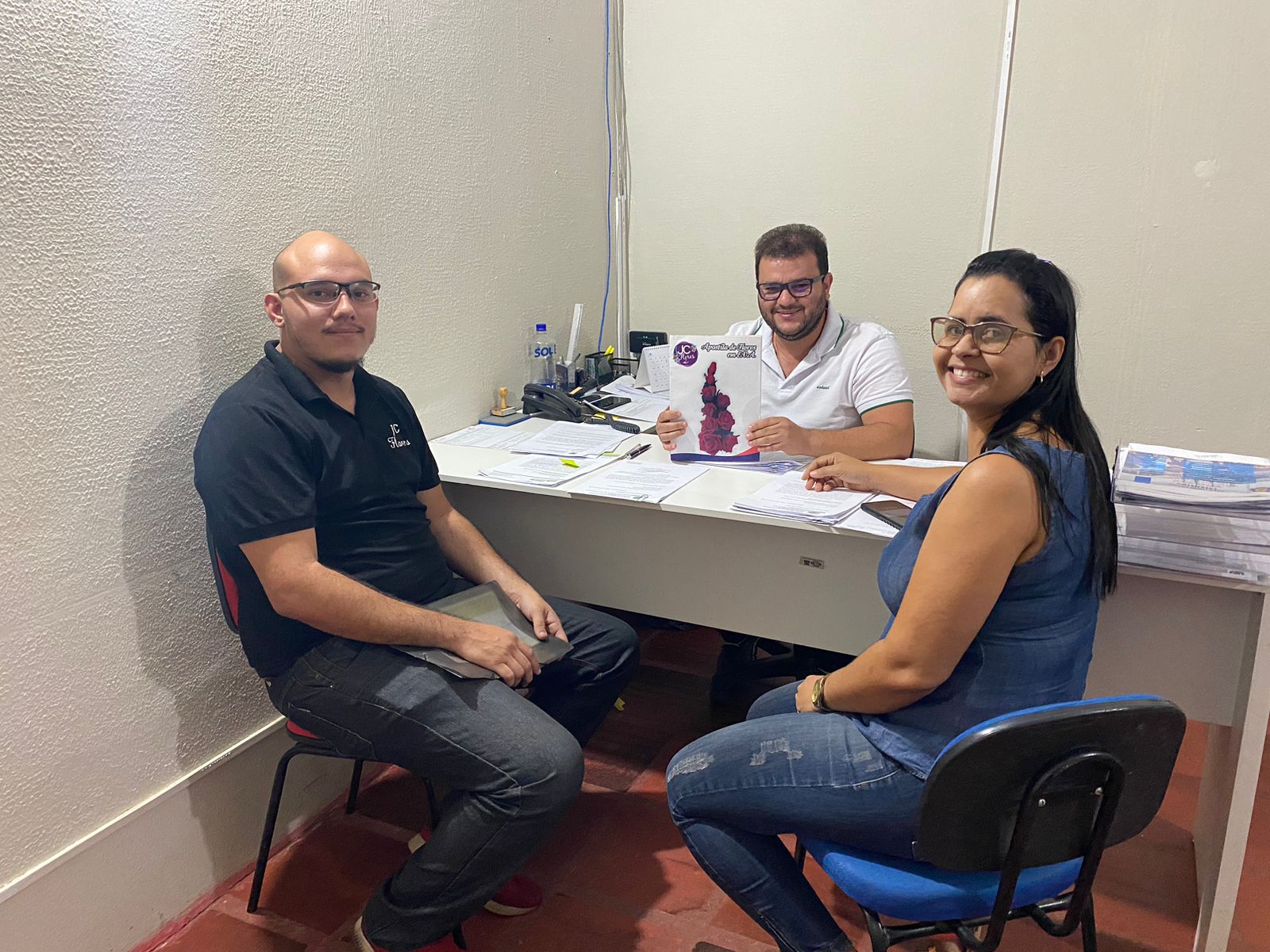 Secretarias de Administração e Assistência Social se reúnem para planejamento do curso de flores em E.V.A no município
