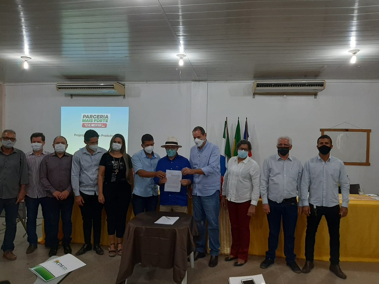o prefeito Lica, o vice-prefeito Aroldo e o secretário de agricultura Henrique Aparecido participaram de uma reunião da SDR (Secretaria de Desenvolvimento Rural do Governo do Estado) em Ibotirama