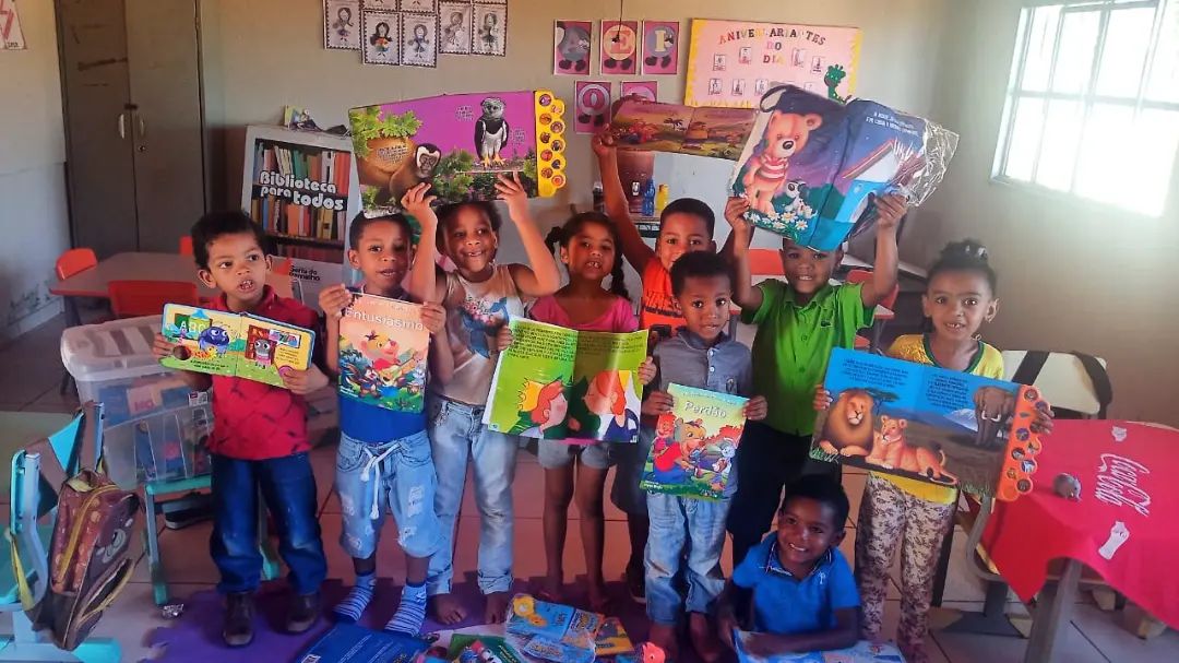 A Secretaria de Educação de Serra do Ramalho promoveu a distribuição de bibliotecas infantis móveis, contemplando todas as Unidades Escolares e Creches do Município.