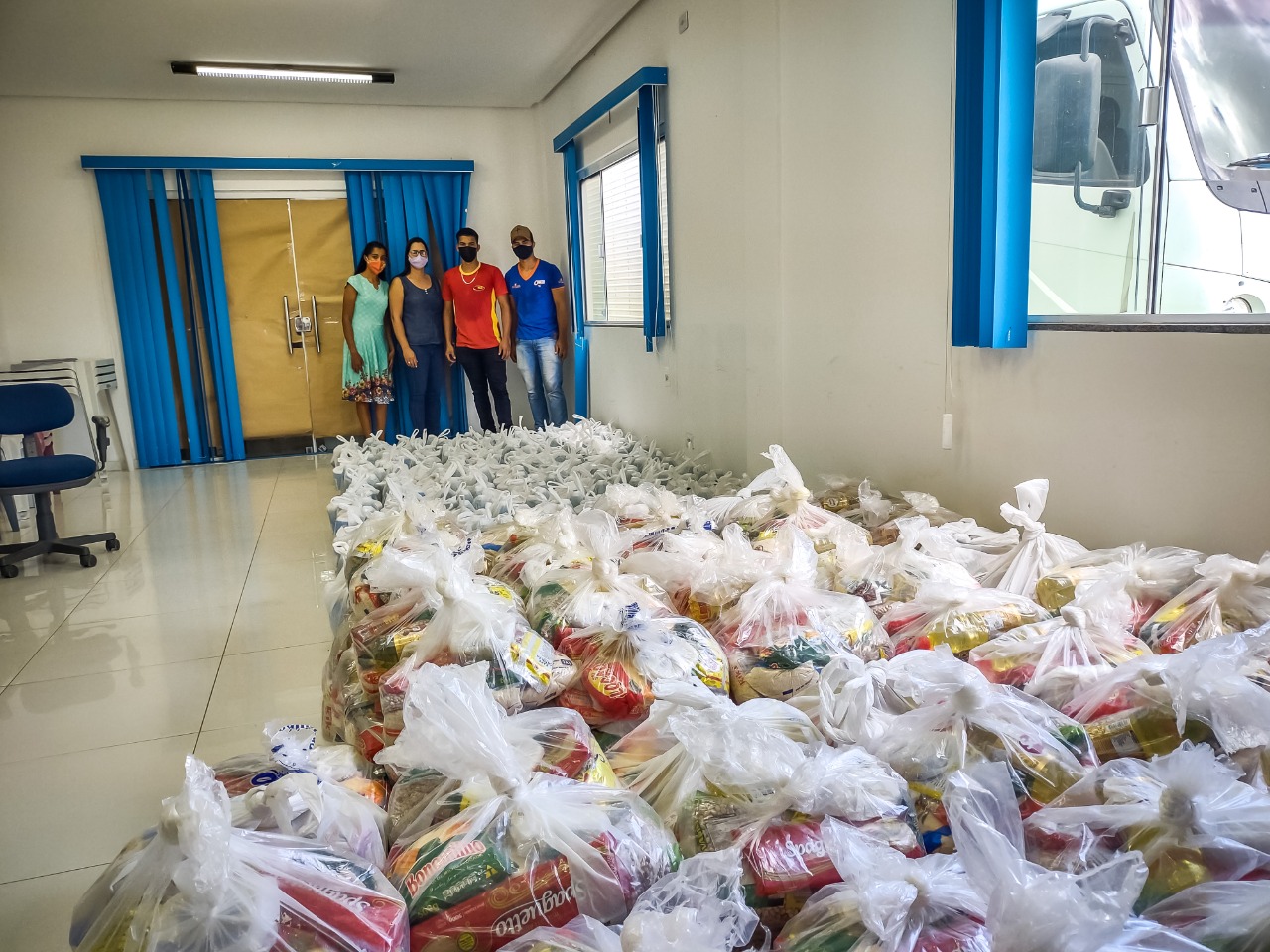 O município de #SerraDoRamalho no Oeste Baiano, foi beneficiado com a entrega de 200 cestas de alimentos às famílias que foram atingidas pelas chuvas.